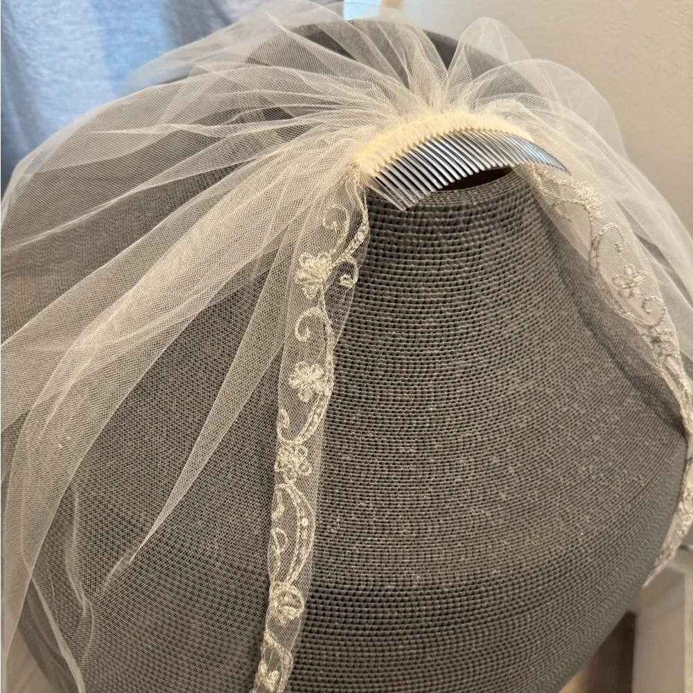 David's Bridal White Floral Embroidered Veil - Picture 4 of 7